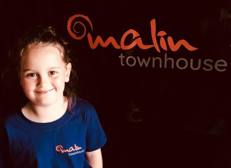 Affittacamere Malin Townhouse Esterno foto